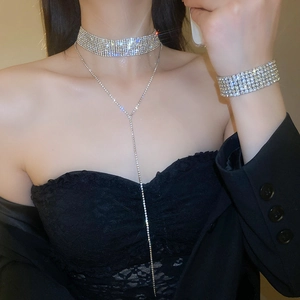 Vue détaillée du ras-du-cou en strass argentés et collier en Y sur un mannequin féminin