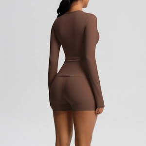 Détails de la coupe arrière sans couture et de la taille haute de cet ensemble yoga