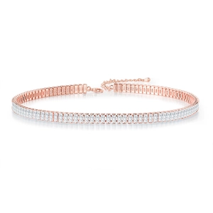 Détail de la chaîne tennis en or rose avec zircons rectangulaires et fermoir mousqueton