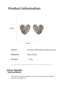 Détail des boucles d'oreilles cœur en cristal avec texture plissée et tiges en argent