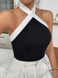 Top estivo da donna con allacciatura al collo e elegante design a contrasto bianco e nero