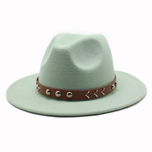 Détail d'un chapeau en feutre vert menthe avec bande en cuir marron et rivets métalliques