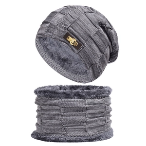 Dettaglio del set cappello e scaldacollo in maglia grigia con fodera in pile spesso