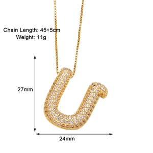 Détail du pendentif lettre U doré serti de zircons avec dimensions et mesureurs