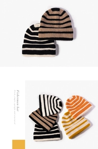 Dettagli di berretti in maglia a coste a righe in vari colori autunnali alla moda