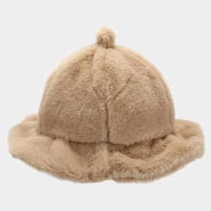 Détail d'un chapeau cloche en peluche camel clair avec un pompon décoratif sur le dessus