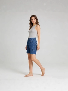 Pantaloncini di jeans donna con stelle e canotta grigia vista laterale in studio