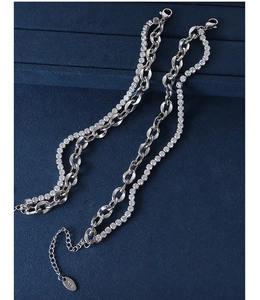 Détail du bracelet double couche en argent avec zircons et gravure K18 sur la plaque métal