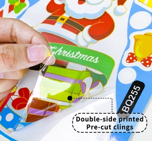 Gros plan montrant l'adhésif double face de Noël prédécoupé pour fenêtres et vitrines