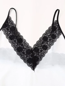Elegante sottoveste in raso bianco con scollo a V in pizzo nero e spalline sottili