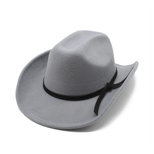 Détail d'un chapeau de cow-boy gris en feutre avec ruban noir décoratif et nœud latéral