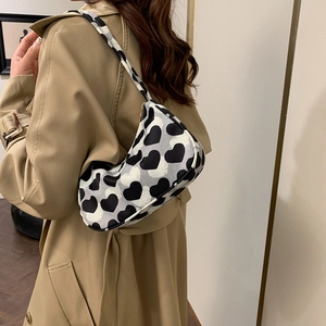Sac sous le bras en toile style français avec motifs de cœur zébrés noirs et blancs