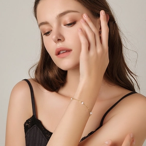 Bracelet élégant en argent s925 doré avec trois perles d'eau douce naturelles de 4mm sur modèle