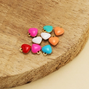 Ciondoli a forma di cuore colorati con anelli in metallo dorato per creazione gioielli fai da te