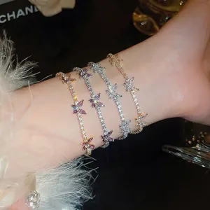 Eleganti bracciali a farfalla con zirconi in finitura oro e argento sulla mano