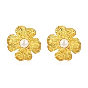Goldene Blumen-Ohrstecker mit Perlenmitte und gebürsteter Metallstruktur auf Weiß