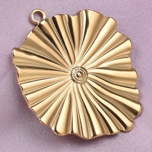 Detailed macro view of golden shell-shaped 304 stainless steel pendant with radial texture