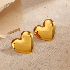 Boucles d'oreilles cœur dorées polies sur bois avec fond en céramique brisée