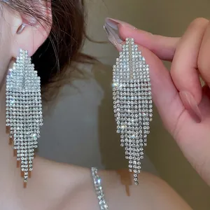 Boucles d'oreilles pendantes en argent avec franges en diamant pour tenues de soirée