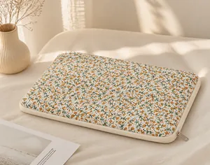 Detailansicht einer weichen floralen Unterwäschetasche in Orange mit Innendesign