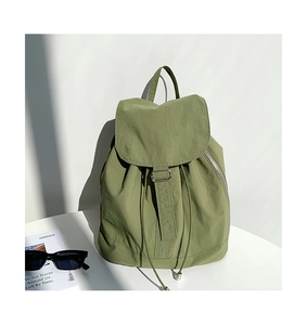 Dettaglio dello zaino in nylon verde oliva con chiusura a coulisse e fibbia in metallo