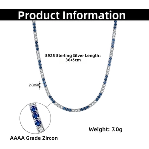 Détail du collier en argent S925 avec zircons bleus et blancs en serti à griffes