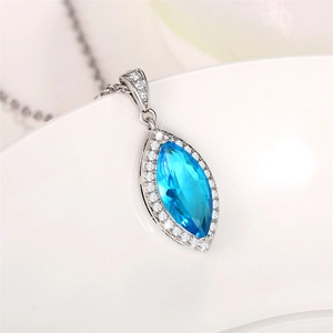 Collana con ciondolo in topazio blu taglio marquise e contorno di zirconi lucidi