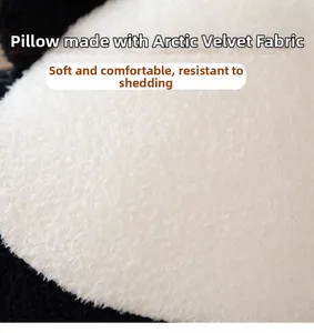 Nahaufnahme des weichen Arktis-Vliesstoffes auf dem Panda-Plüschkissen mit feiner Textur