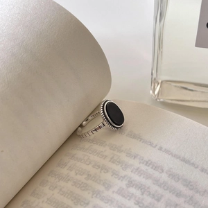 Detail showing the S925 silver hallmark and black agate stone on vintage ring