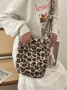 Chic leopard print plush shoulder bag for women with large capacity and soft fuzzy texture