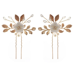 Détail d'épingles à cheveux dorées en U avec fleurs blanches et perles pour coiffure mariée