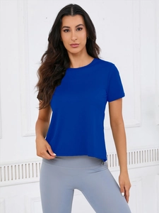 Détail du col rond et du tissu en maille respirante sur le t-shirt de yoga bleu Klein