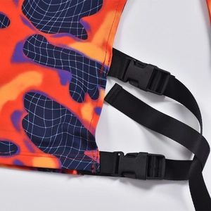 Détail de la robe avec imprimé flamme orange et violet et boucles en nylon noir