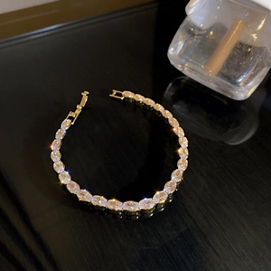 Gros plan du bracelet en zircons taille ovale avec fermoir argenté et reflets brillants