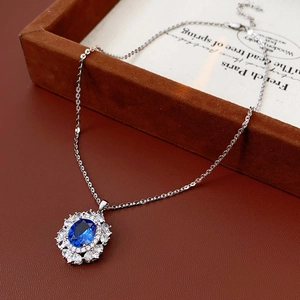 Dettaglio della collana vintage in argento con gemma ovale blu e contorno di zirconi