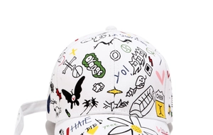Gros plan sur la casquette de baseball blanche avec graffitis colorés et motifs de rue