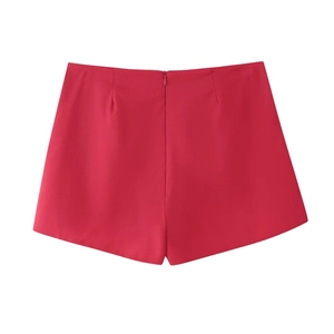 Vista dettagliata del retro del mini abito rosso con maniche a sbuffo e pieghe