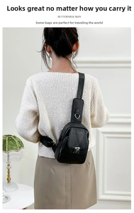 Vue arrière du sac de poitrine en cuir noir avec rivets en V argentés porté par une femme