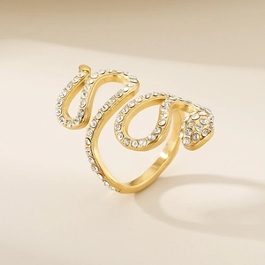 Détail d'une bague serpent plaquée or sertie de zircons blancs étincelants et brillants