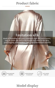 Vue arrière du peignoir en soie synthétique champagne avec ceinture nouée et fini satiné