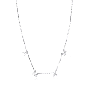 Collier MAMA en argent sterling S925 avec pendentif lettre sur fond blanc immaculé