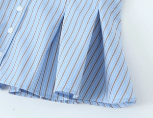 Détails de la popeline à rayures bleues et blanches avec boutons et plis délicats