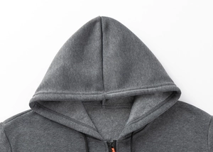 Dettaglio della giacca in pile grigio con trama del cappuccio e chiusura a zip metallica