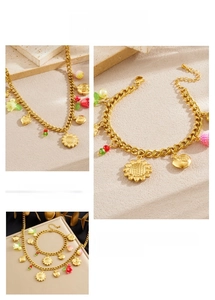 Vue détaillée du parure collier et bracelet doré avec pendentifs fleurs et fruits