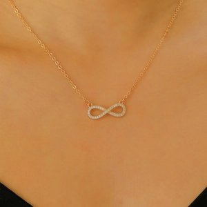 Elegante goldene Unendlichkeitshalskette mit funkelnden Diamanten an einer Gliederkette