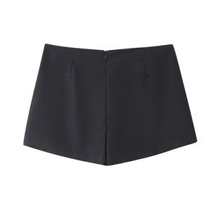 Dettaglio della gonna pantalone nera a pieghe con vita liscia e cerniera posteriore invisibile