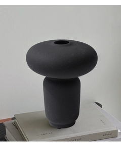 Dettaglio macro di un vaso in ceramica nera opaca con trama geometrica moderna