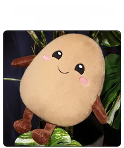 Détail d'une peluche patate avec texture douce, visage brodé et expression souriante