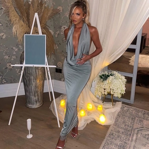 Robe longue en satin vert gris foncé avec décolleté en V et dos nu pour une coupe ajustée