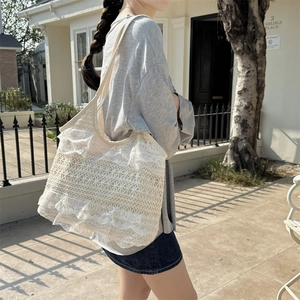Détail de la texture dentelle à volants et du crochet sur un sac à bandoulière blanc